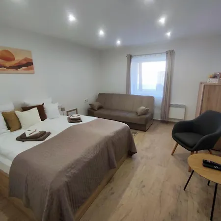 B30 Apartmanok, * 埃格尔