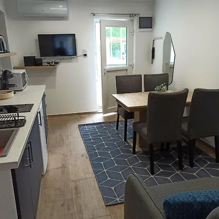 B30 Apartmanok, *