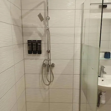 B30 Apartmanok, 埃格尔